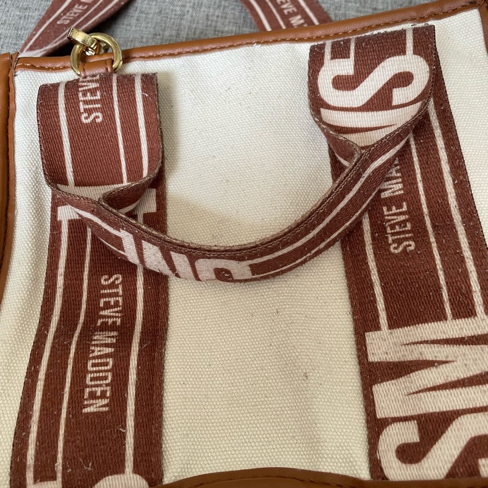 Steve Madden BWebber Tan White Canvas Crossbody logo Belt Satchel Bag - Picture 4 of 11